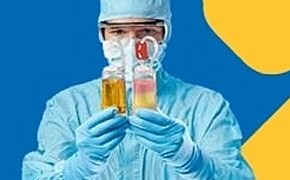 一个穿着个人防护装备（PPE）的人手持两支试管，一支装有黄色液体，另一支装有粉红色液体。背景是鲜艳的蓝色，配以黄色的抽象形状，与人物和试管形成鲜明对比。