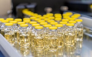 印第安纳州印第安纳波利斯 带黄色瓶盖的小瓶