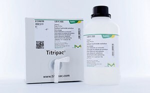 白色瓶身，黑色瓶盖，绿色/黄色 Supelco® 商标，白色包装盒，所示为 Titripac® 滴定试剂。包装盒上有白色 L 形分装盖。