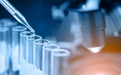 Research and development in science laboratory 图像显示显微镜与实验室玻璃器皿,科学实验室研发概念